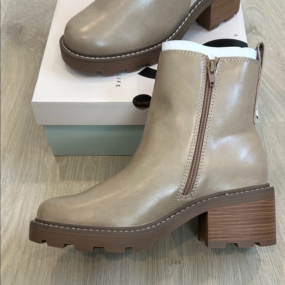 SO Shoes - SO Tan Chelsea Boots, Women’s Size 9.5